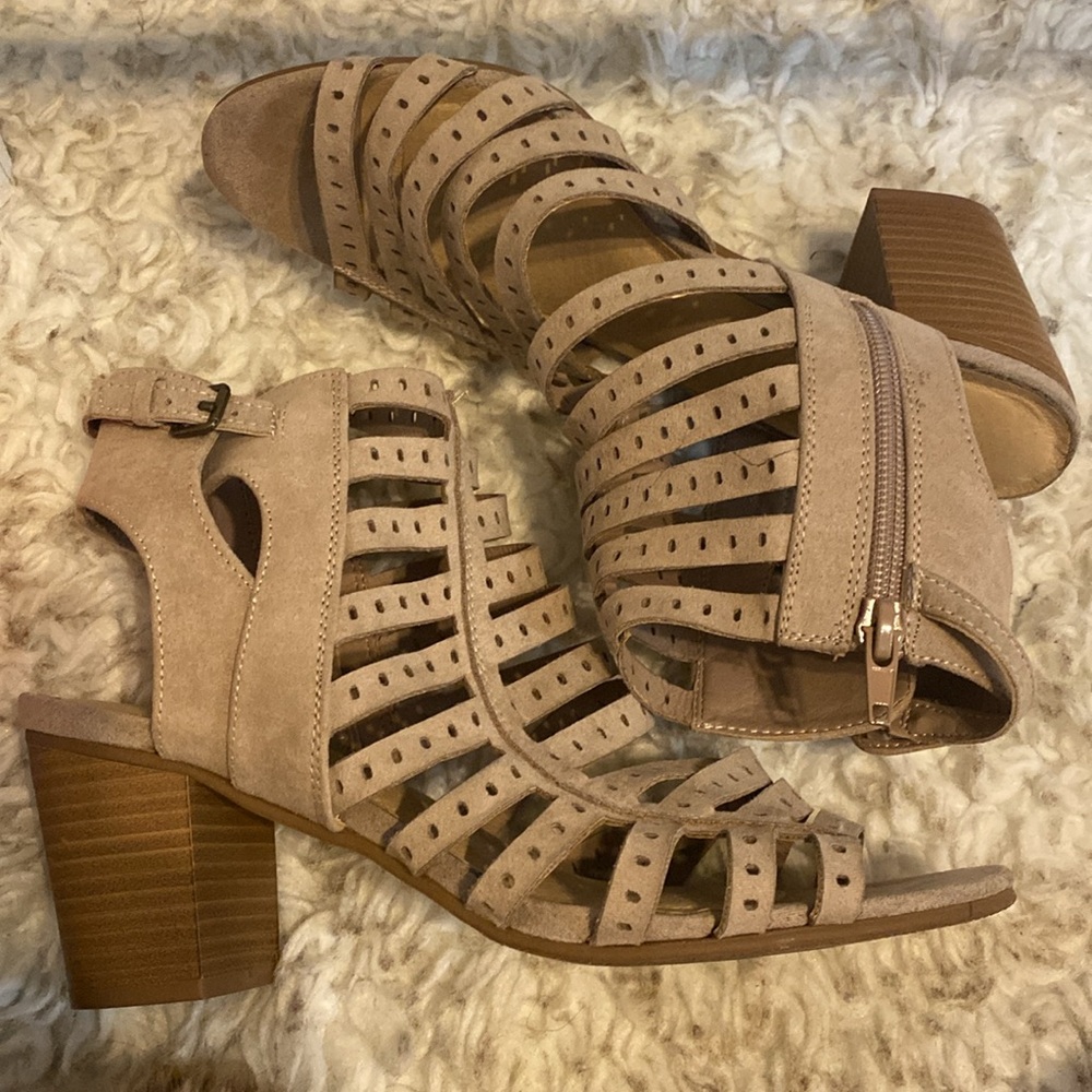Tan Caged Strappy Block Heel Sandals Size 7.5M Open Toe Zip